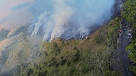 Foto udara sejumlah petugas berupaya memadamkan kebakaran hutan di Blok Bantengan, kawasan Taman Nasional Bromo Tengger Semeru (TNBTS).