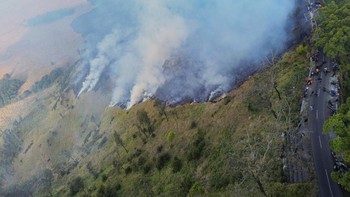 Foto udara sejumlah petugas berupaya memadamkan kebakaran hutan di Blok Bantengan, kawasan Taman Nasional Bromo Tengger Semeru (TNBTS).