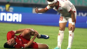 Pesepak bola Timnas Indonesia Mitchell Lee Baker (kiri) dijatuhkan pesepak bola Timnas Vietnam Huang Viet Anh Bul (kanan) pada pertandingan Grup A Piala AFF 2026 di Stadion Gelora Pakansari, Kabupaten Bogor, Jawa Barat, Senin (3/8/2026). Timnas Indpn
