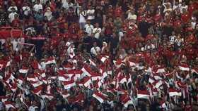 Suporter mendukung Timnas Indonesia saat melawan Timnas Vietnam pada pertandingan Grup A Piala AFF 2026 di Stadion Gelora Pakansari, Kabupaten Bogor, Jawa Barat, Senin (3/8/2026). ANTARA FOTO/Yulius Satria Wijaya/wsj.