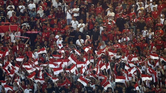 Suporter mendukung Timnas Indonesia saat melawan Timnas Vietnam pada pertandingan Grup A Piala AFF 2026 di Stadion Gelora Pakansari, Kabupaten Bogor, Jawa Barat, Senin (3/8/2026). ANTARA FOTO/Yulius Satria Wijaya/wsj.