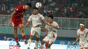 Pesepak bola Timnas Indonesia Mitchell Lee Baker (kiri) berebut bola dengan pesepak bola Timnas Vietnam Xuanh Manh Pham (kedua kiri) pada pertandingan Grup A Piala AFF 2026 di Stadion Gelora Pakansari, Kabupaten Bogor, Jawa Barat, Senin (3/8/2026). A