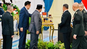 Presiden RI Prabowo Subianto menerima tanda kehormatan militer Medali Special Warfare Command, Royal Thai Army dari Kerajaan Thailand.