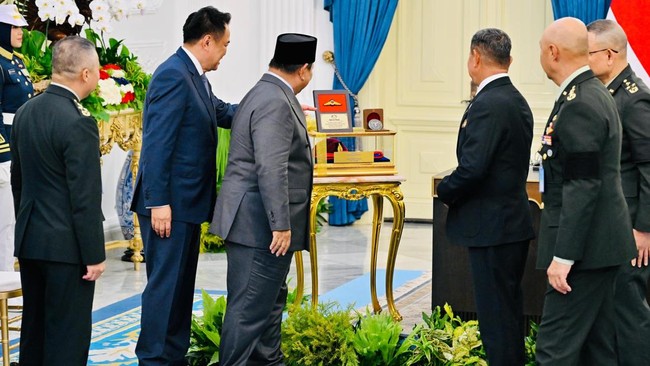 Presiden RI Prabowo Subianto menerima tanda kehormatan militer Medali Special Warfare Command, Royal Thai Army dari Kerajaan Thailand.