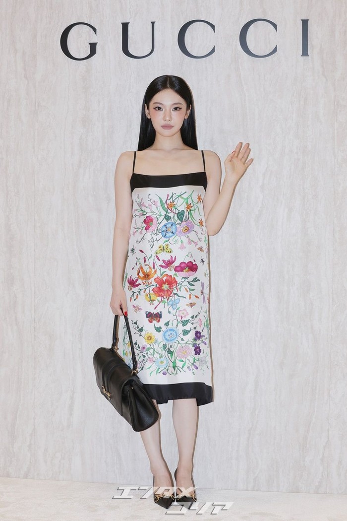 Sebagai Global Brand Ambassador Gucci, melihat Ningning di acara yang diadakan oleh rumah mode mewah asal Italia itu bukanlah hal yang baru bagi para penggemar. Namun, kehadiran sang maknae (anggota termuda) selalu dinanti. / Foto: x.com/EntameKorea