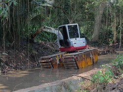 Antisipasi Genangan di Permukiman, Sedimen Sungai Ciputat Dikeruk
