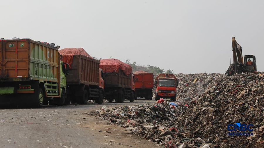 Petugas TPST Bantargebang memasang lapisan geomembran di tempat pemrosesan alias pembuangan akhir (TPA) sampah Bantargebang, Bekasi, Jawa Barat, Selasa, (4/8/2026). (CNBC Indonesia/Muhammad Sabki)