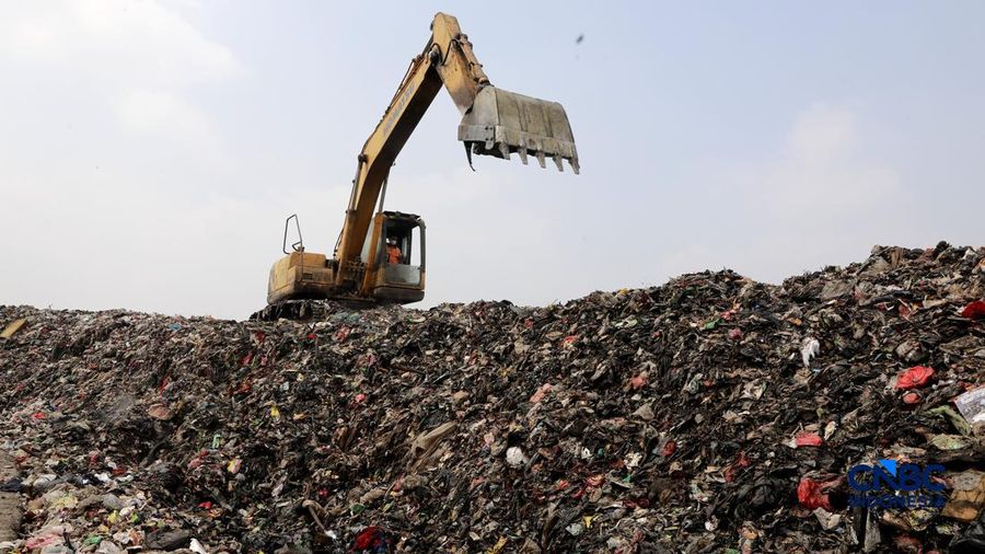 Sejumlah petugas TPST Bantargebang memasang lapisan geomembran di tempat pemrosesan alias pembuangan akhir (TPA) sampah Bantargebang, Bekasi, Jawa Barat, Selasa, (4/8/2026). (CNBC Indonesia/Muhammad Sabki)