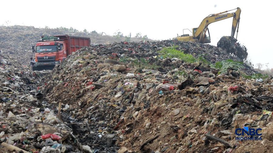 Sejumlah petugas TPST Bantargebang memasang lapisan geomembran di tempat pemrosesan alias pembuangan akhir (TPA) sampah Bantargebang, Bekasi, Jawa Barat, Selasa, (4/8/2026). (CNBC Indonesia/Muhammad Sabki)