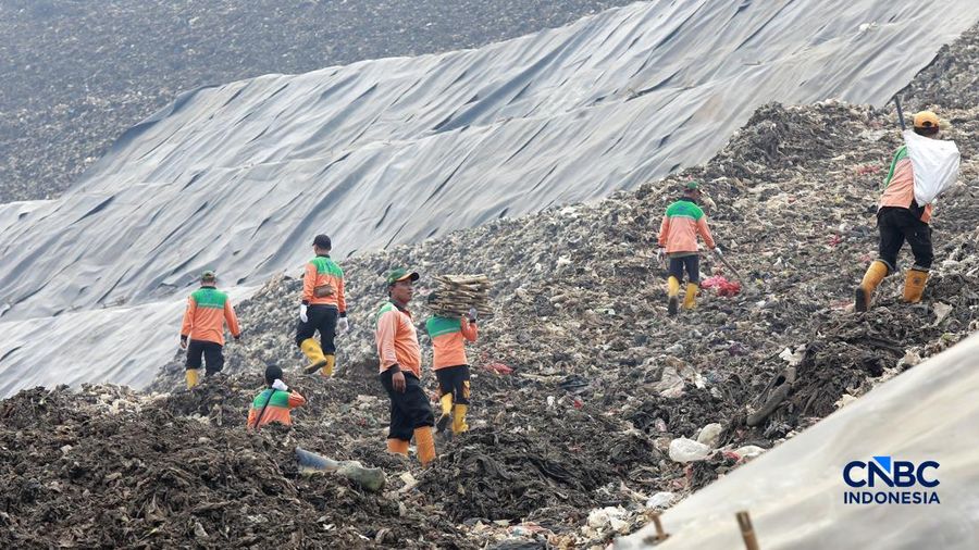 Sejumlah petugas TPST Bantargebang memasang lapisan geomembran di tempat pemrosesan alias pembuangan akhir (TPA) sampah Bantargebang, Bekasi, Jawa Barat, Selasa, (4/8/2026). (CNBC Indonesia/Muhammad Sabki)