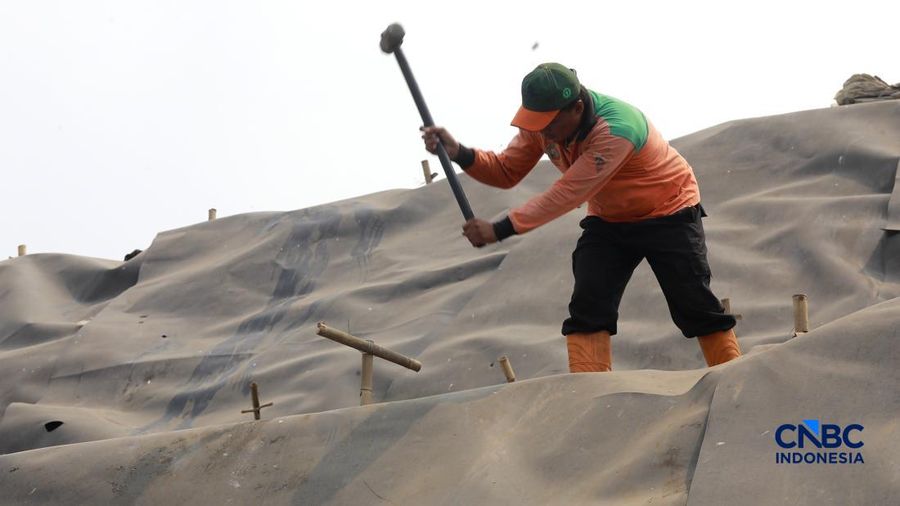 Sejumlah petugas TPST Bantargebang memasang lapisan geomembran di tempat pemrosesan alias pembuangan akhir (TPA) sampah Bantargebang, Bekasi, Jawa Barat, Selasa, (4/8/2026). (CNBC Indonesia/Muhammad Sabki)