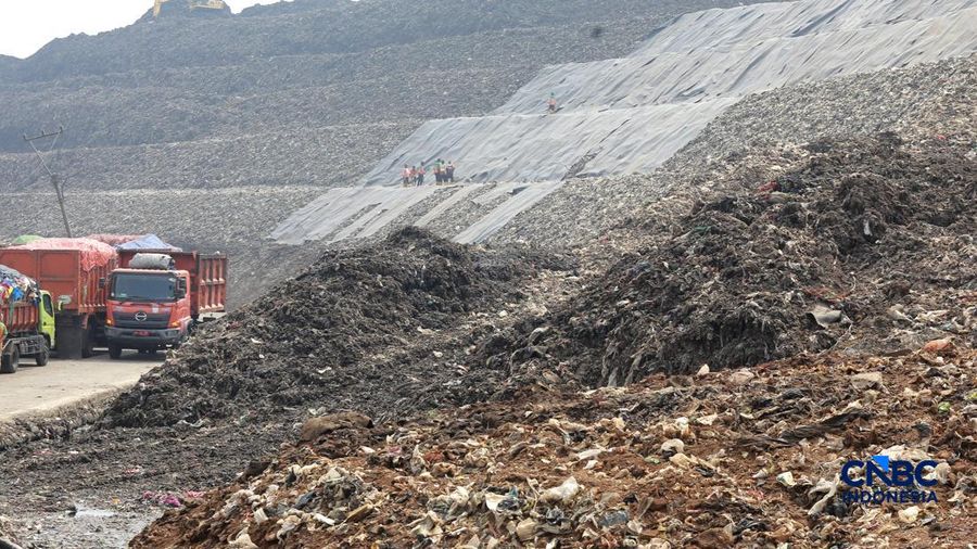 Sejumlah petugas TPST Bantargebang memasang lapisan geomembran di tempat pemrosesan alias pembuangan akhir (TPA) sampah Bantargebang, Bekasi, Jawa Barat, Selasa, (4/8/2026). (CNBC Indonesia/Muhammad Sabki)