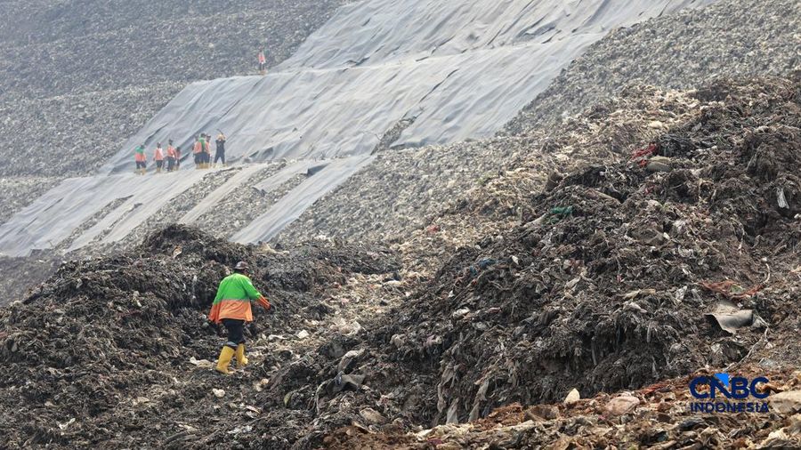 Sejumlah petugas TPST Bantargebang memasang lapisan geomembran di tempat pemrosesan alias pembuangan akhir (TPA) sampah Bantargebang, Bekasi, Jawa Barat, Selasa, (4/8/2026). (CNBC Indonesia/Muhammad Sabki)