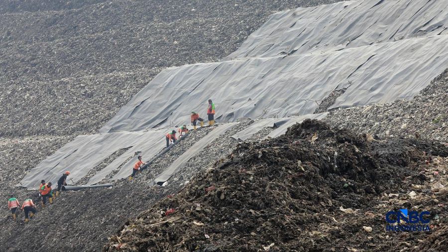 Sejumlah petugas TPST Bantargebang memasang lapisan geomembran di tempat pemrosesan alias pembuangan akhir (TPA) sampah Bantargebang, Bekasi, Jawa Barat, Selasa, (4/8/2026). (CNBC Indonesia/Muhammad Sabki)