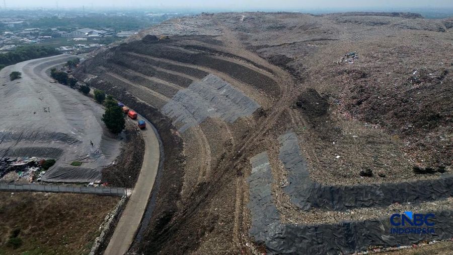Sejumlah petugas TPST Bantargebang memasang lapisan geomembran di tempat pemrosesan alias pembuangan akhir (TPA) sampah Bantargebang, Bekasi, Jawa Barat, Selasa, (4/8/2026). (CNBC Indonesia/Muhammad Sabki)