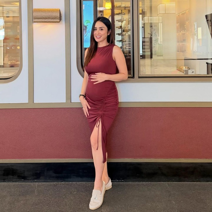 <p>Dalam potret terbaru, Selvi mulai pamer baby bump kehamilan keduanya. Perempuan bernama lengkap Selvi Isti Apriani ini tampil cantik mengenakan <em>fit dress</em> merah <em>maroon</em> sambil memegang <em>baby bump</em> kehamilannya. "<em>My baby bump</em>," tulisnya. (Foto: Instagram @selvikitty)</p>