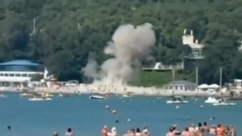 Pesawat nirawak menghantam area pantai di wilayah selatan Gelendzhik, Rusia pada Senin (3/8).