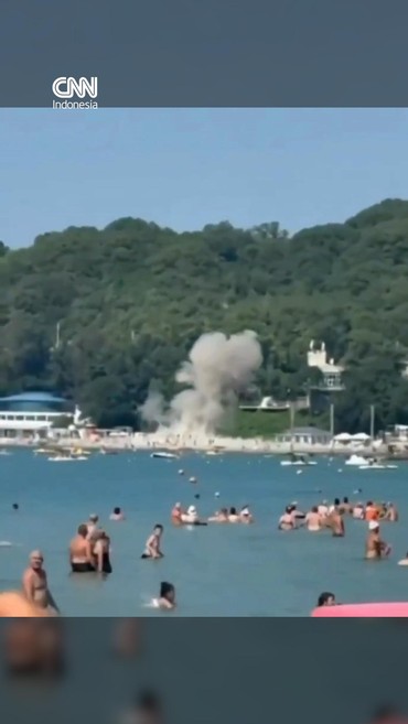 Pesawat nirawak menghantam area pantai di wilayah selatan Gelendzhik, Rusia pada Senin (3/8).