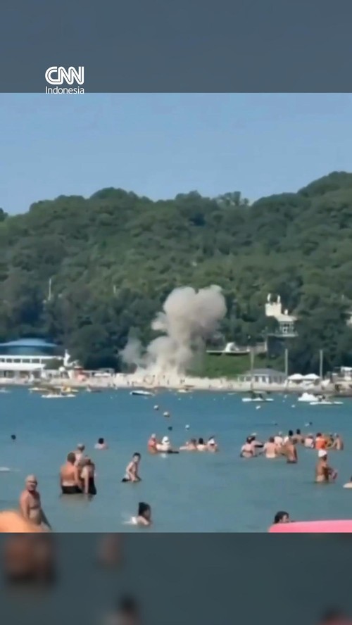 Pesawat nirawak menghantam area pantai di wilayah selatan Gelendzhik, Rusia pada Senin (3/8).