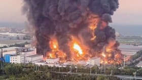 thumbnail video kebakaran gudang di china