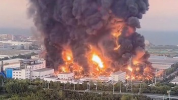 thumbnail video kebakaran gudang di china