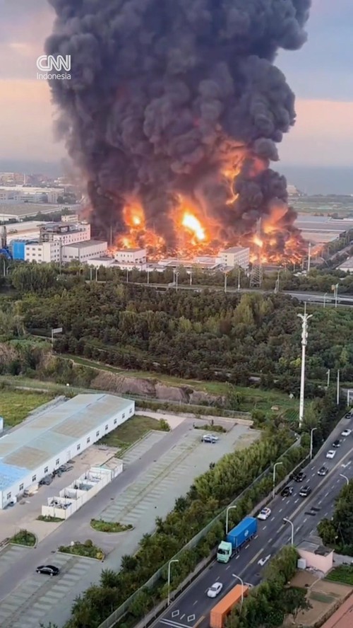 thumbnail video kebakaran gudang di china