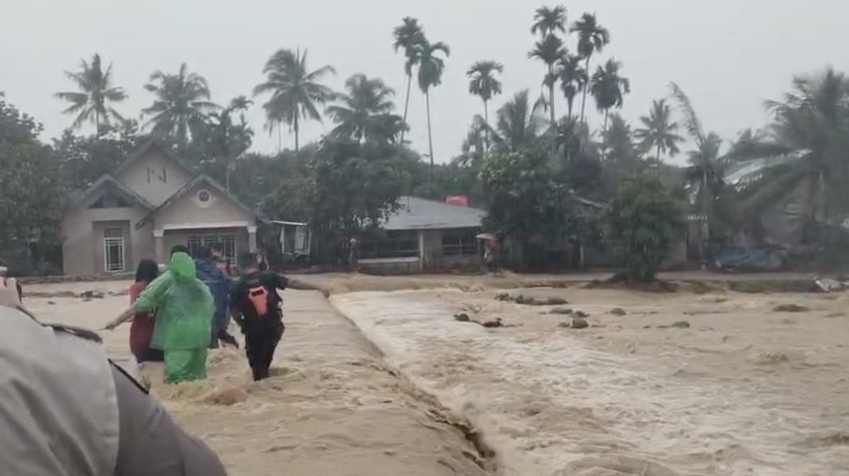 Hujan Bawa Air Bah! Potret Padang-Tapanuli Tengah Saat Banjir Bandang