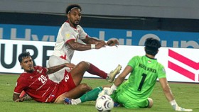 Pesepak bola Timnas Vietnam Xuan Son Nguyen (tengah) mencetak gol ke gawang Timnas Indonesia yang dijaga kiper Nadeo Arga Winata pada pertandingan Grup A Piala AFF 2026 di Stadion Gelora Pakansari, Kabupaten Bogor, Jawa Barat, Senin (3/8/2026). Timna