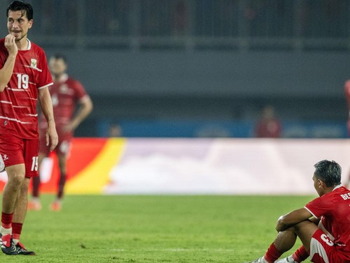 Sejumlah pesepak bola Timnas Indonesia lesu usai dikalahkan Timnas Vietnam pada pertandingan Grup A Piala AFF 2026 di Stadion Gelora Pakansari, Kabupaten Bogor, Jawa Barat, Senin (3/8/2026). Timnas Indonesia dikalahkan Vietnam dengan skor akhir 0-3.