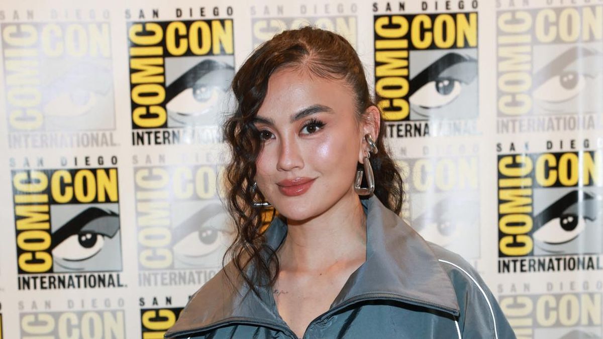 Balik ke Indonesia, Agnez Mo Dapat Kerambit dari Penggemar