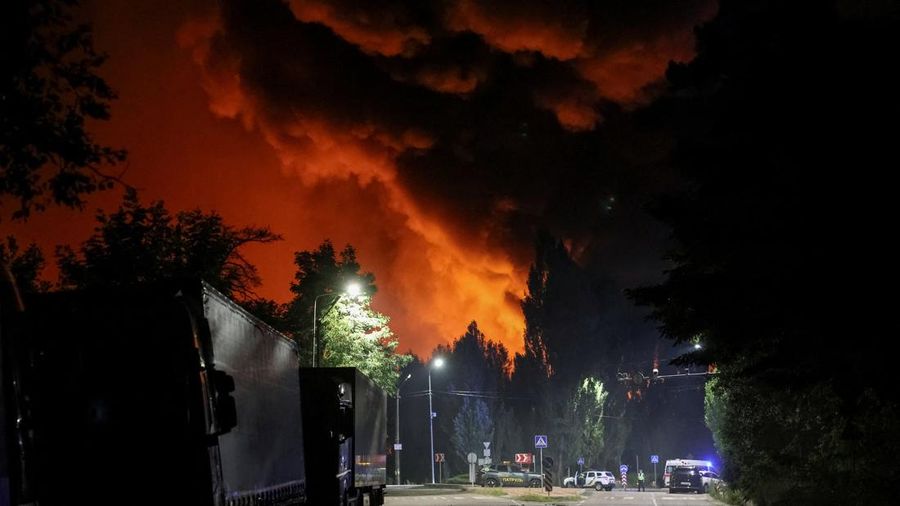Asap membubung ke langit di letak serangan rudal Rusia, di tengah serangan Rusia terhadap Ukraina, di wilayah Kyiv, Ukraina, 5 Agustus 2026.