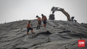 Petugas memasang patok pada geomembran sebagai media pelindung untuk menutup tumpukan sampah di Tempat Pengolahan Sampah Terpadu (TPST) Bantargebang, Kota Bekasi, Jawa Barat, Selasa (4/8/2026). (CNN Indonesia/Adi ibrahim)