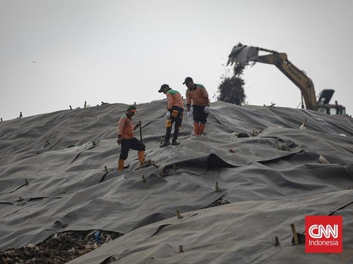 Petugas memasang patok pada geomembran sebagai media pelindung untuk menutup tumpukan sampah di Tempat Pengolahan Sampah Terpadu (TPST) Bantargebang, Kota Bekasi, Jawa Barat, Selasa (4/8/2026). (CNN Indonesia/Adi ibrahim)