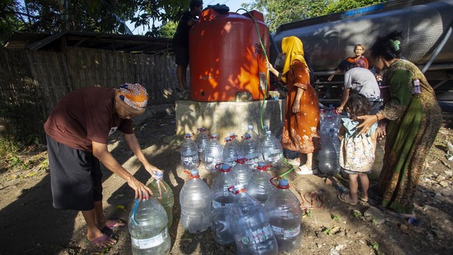 Warga Terdampak Krisis Air di Indramayu