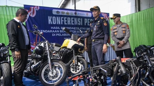 Petugas melihat barang bukti berupa sepeda motor Harley Davidson saat pengungkapan kasus di Jakarta, Rabu (5/8/2026). Bea dan Cukai Tipe A Tanjung Priok menggagalkan upaya penyelundupan barang impor ilegal berupa lima unit sepeda motor Harley Davidso