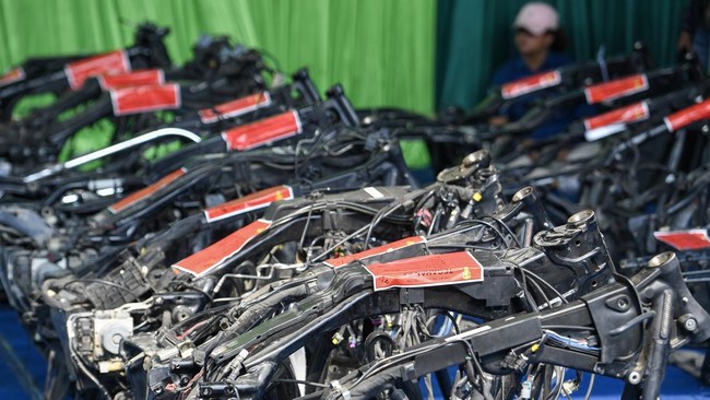 Sejumlah barang bukti berupa rangka dari kendaraan bermotor dengan kapasitas besar dipamerkan saat pengungkapan kasus di Jakarta, Rabu (5/8/2026). Bea dan Cukai Tipe A Tanjung Priok menggagalkan upaya penyelundupan barang impor ilegal berupa lima uni
