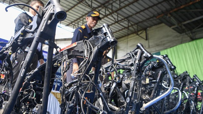 Petugas mengecek barang bukti berupa rangka dari kendaraan bermotor dengan kapasitas besar saat pengungkapan kasus di Jakarta, Rabu (5/8/2026). Bea dan Cukai Tipe A Tanjung Priok menggagalkan upaya penyelundupan barang impor ilegal berupa lima unit s