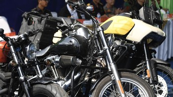 Sejumlah barang bukti berupa kendaraan bermotor dengan kapasitas besar dipamerkan saat pengungkapan kasus di Jakarta, Rabu (5/8/2026). Bea dan Cukai Tipe A Tanjung Priok menggagalkan upaya penyelundupan barang impor ilegal berupa lima unit sepeda mot