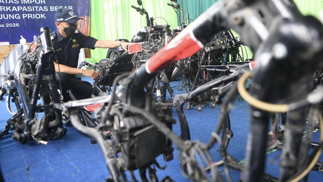 Petugas mengecek barang bukti berupa rangka dari kendaraan bermotor dengan kapasitas besar saat pengungkapan kasus di Jakarta, Rabu (5/8/2026). Bea dan Cukai Tipe A Tanjung Priok menggagalkan upaya penyelundupan barang impor ilegal berupa lima unit s