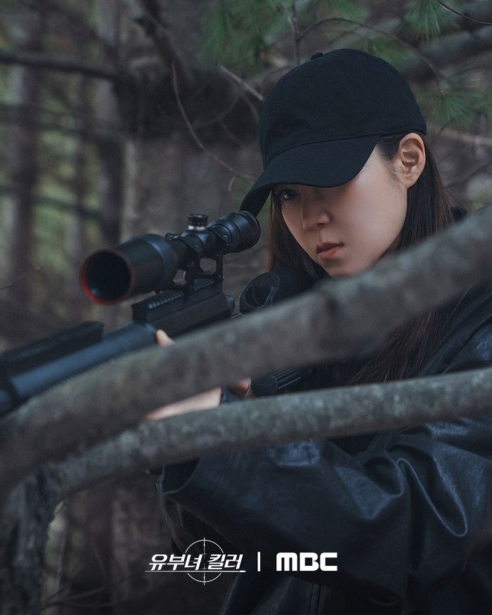 Berperan sebagai sniper di lain waktu, Gong Hyo Jin terlihat serius membidik senapannya dengan tatapan dingin, yang menghadirkan karisma kuat yang mampu melumpuhkan target hanya dengan satu tembakan./ Foto: instagram.com/mbcdrama_now