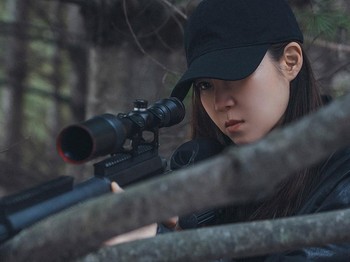 Berperan sebagai sniper di lain waktu, Gong Hyo Jin terlihat serius membidik senapannya dengan tatapan dingin, yang menghadirkan karisma kuat yang mampu melumpuhkan target hanya dengan satu tembakan./ Foto: instagram.com/mbcdrama_now