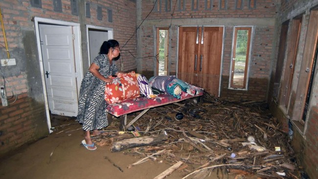 FOTO: Banjir Bandang Terjang Kota Padang, Ratusan Warga Mengungsi