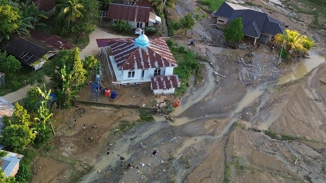 FOTO: Banjir Bandang Terjang Kota Padang, Ratusan Warga Mengungsi