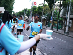 Dipercaya di Surabaya Marathon 2026, Le Minerale Hadir di 18 Water Station