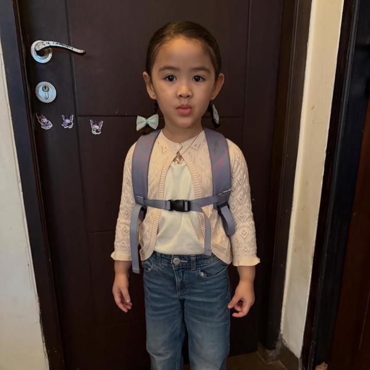 <p>Melalui unggahan di Instagram, Ello mem-<em>posting</em> foto Dunia yang terlihat rapi mengenakan kaos putih dengan jaket <em>cardigan</em> <em>pink</em>, celana <em>jeans</em> panjang, dan sepatu <em>kets</em>. Dunia memamerkan gaya pakaiannya di hari pertama sekolah. (Foto: Instagram @marcello_tahitoe)</p>