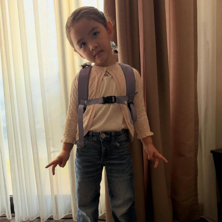 <p>Ello secara khusus mengungkap perasaannya&nbsp;yang melihat sang putri sudah mulai masuk sekolah. Ayah dua anak ini tak kuasa menahan haru, namun tetap memberikan semangat dan dukungan untuk putrinya Dunia. "Anak Baba hari pertama sekolah, cepet kali kamu gede nak&hellip; <em>enjoy your new journey</em> nak," tulis sang penyanyi. (Foto: Instagram @marcello_tahitoe)</p>