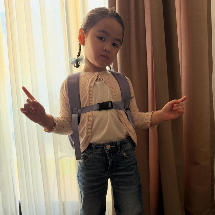 <p>Dunia adalah anak pertama Ello dari pernikahannya dengan Cindy Maria. Dunia yang lahir pada 20 Februari 2023, kini telah berusia 3 tahun, Bunda. Melalui unggahan di Instagram, Ello sering membagikan potret dan video sang putri yang begitu ekspresif dan menggemaskan. (Foto: Instagram @marcello_tahitoe)</p>