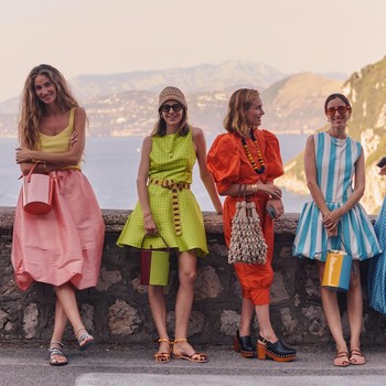 Tips Styling Outfit Warna-Warni untuk Musim Panas