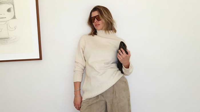 Get The Look: Cozy Ala Sofia Richie, OOTD Sweater Nyaman dan Chic