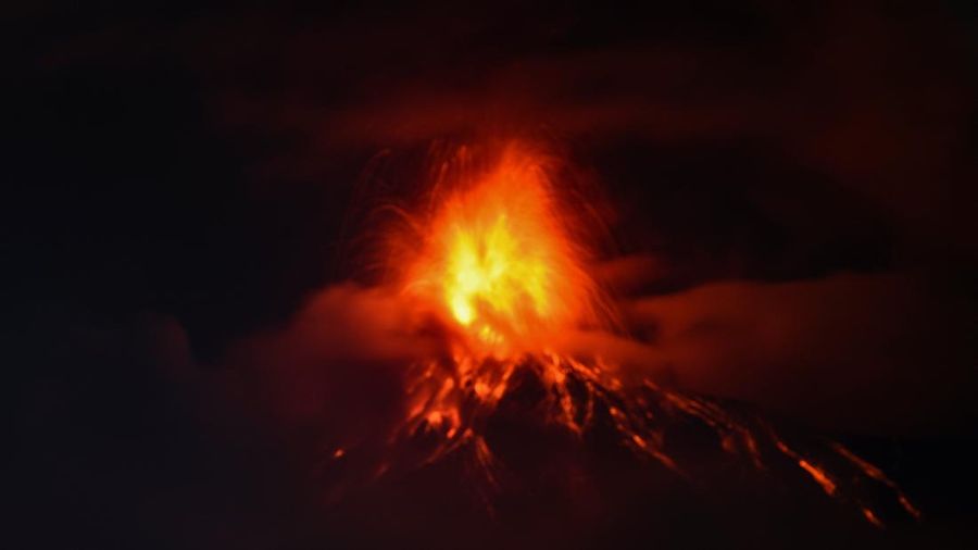 Gunung berapi Fuego di Guatemala meletus, menyemburkan lava dan bebatuan setelah pihak berkuasa meningkatkan tingkat siaga menjadi oranye, Selasa (4/8/2026). (REUTERS/Cristina Chiquin)